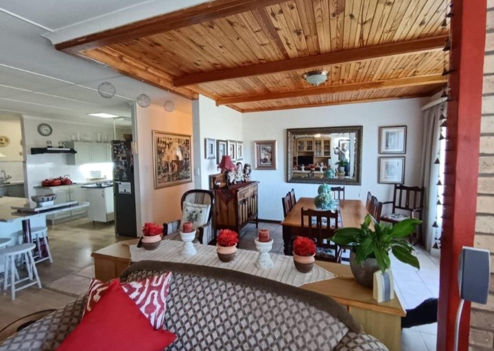 5 Bedroom Property for Sale in Wavecrest Eastern Cape